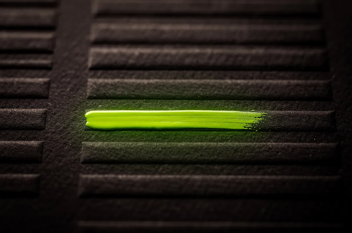 Titelbild zum Ratgeber über die 5 häufigsten Fehler im Google-Profil: dunkle Prägebalken, ein Balken lime-grün markiert