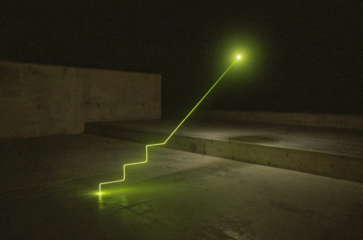 Titelbild zum Ratgeber Website oder Google-Profil: lime-grüne Lichtspur steigt in Stufen über dunklen Beton